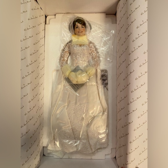 Princess Kate collectible doll from Royal Wedding by Danbury Mint - Picture 1 of 6